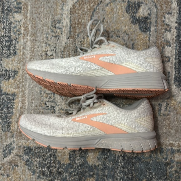 Women’s size 10 Brooks sneakers - Picture 3 of 6